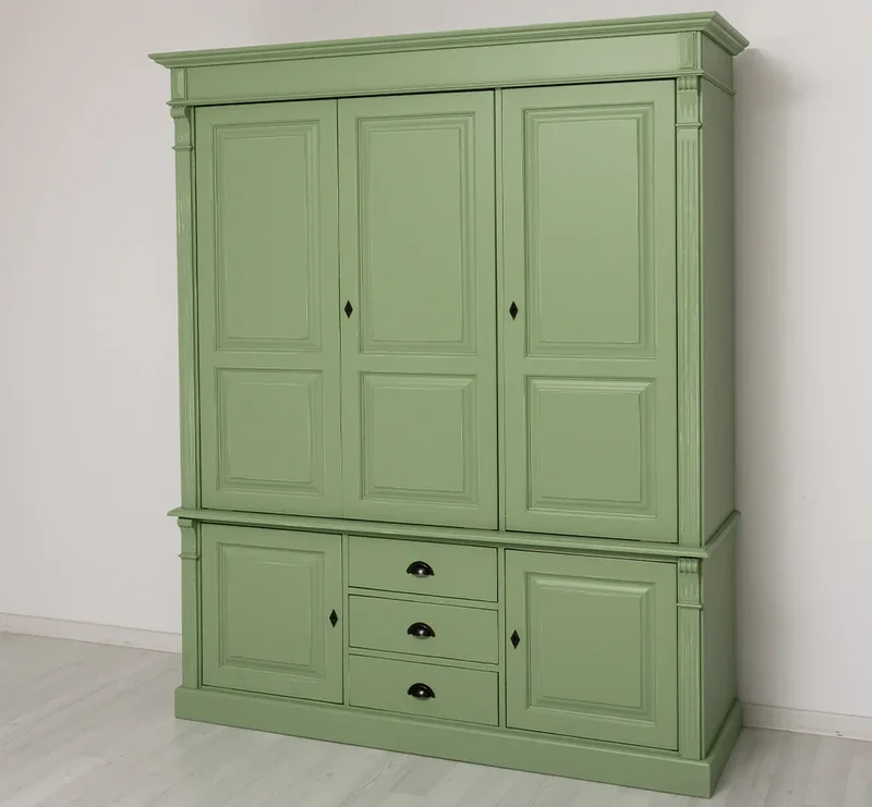 Fünftüriger Kleiderschrank aus Massivholz im Landhausstil mit drei Schubladen