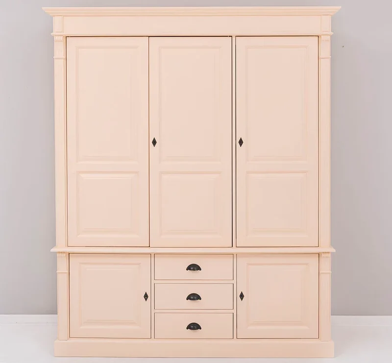 Fünftüriger Kleiderschrank aus Massivholz im Landhausstil mit drei Schubladen