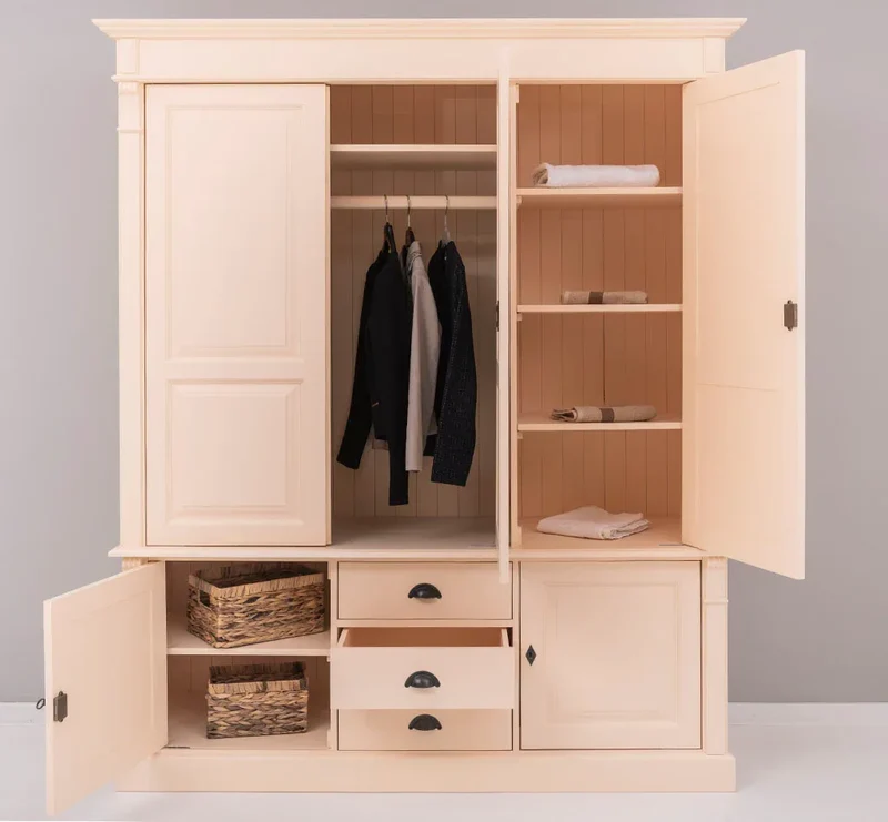 Fünftüriger Kleiderschrank aus Massivholz im Landhausstil mit drei Schubladen