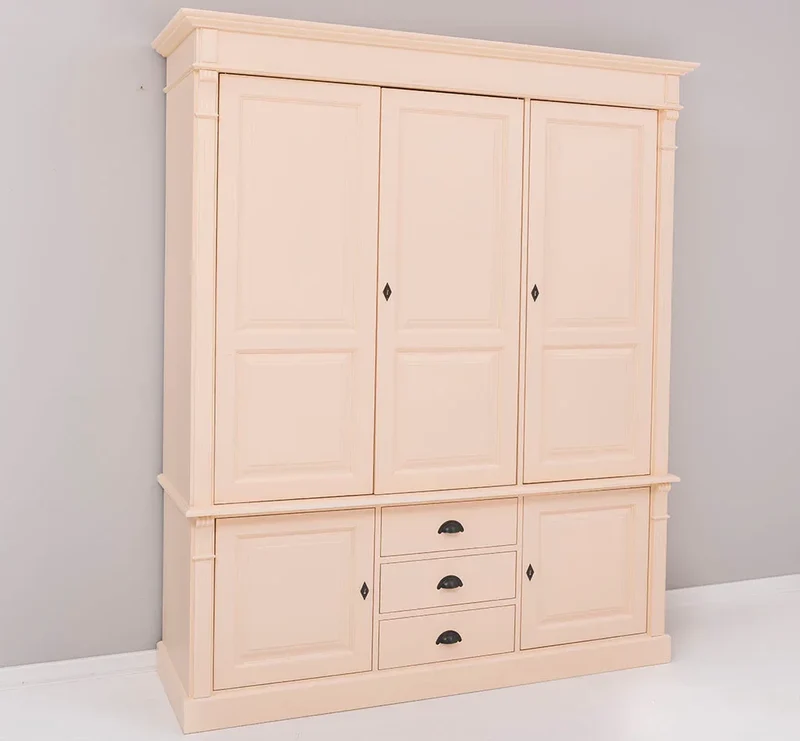 Fünftüriger Kleiderschrank aus Massivholz im Landhausstil mit drei Schubladen
