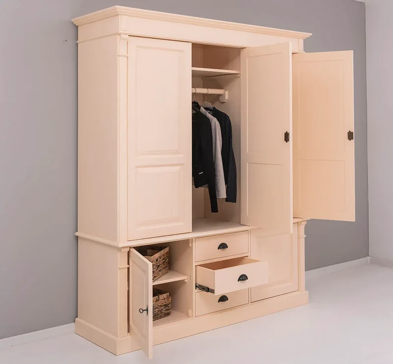 Fünftüriger Kleiderschrank aus Massivholz im Landhausstil mit drei Schubladen