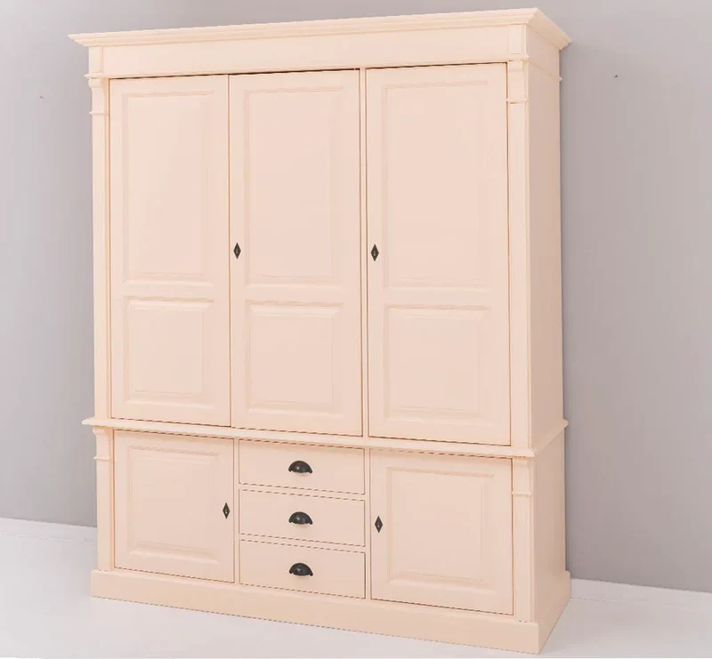 Fünftüriger Kleiderschrank aus Massivholz im Landhausstil mit drei Schubladen