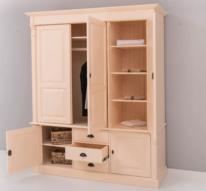 Fünftüriger Kleiderschrank aus Massivholz im Landhausstil mit drei Schubladen
