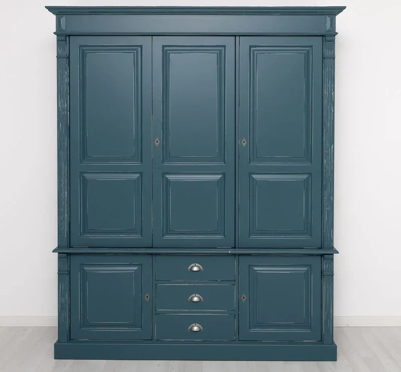 Fünftüriger Kleiderschrank aus Massivholz im Landhausstil mit drei Schubladen