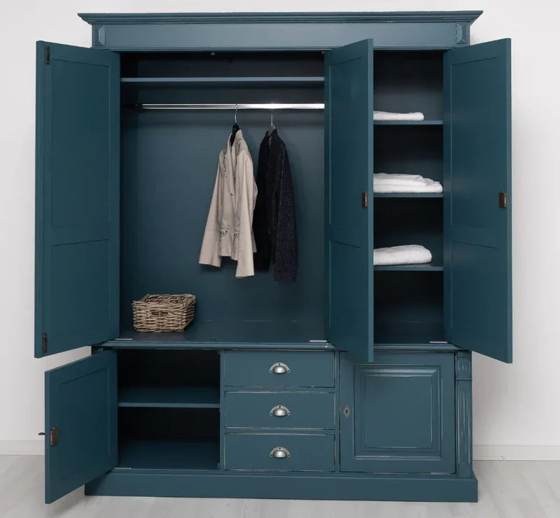 Fünftüriger Kleiderschrank aus Massivholz im Landhausstil mit drei Schubladen