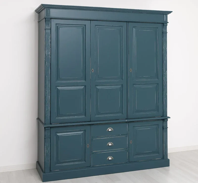 Fünftüriger Kleiderschrank aus Massivholz im Landhausstil mit drei Schubladen