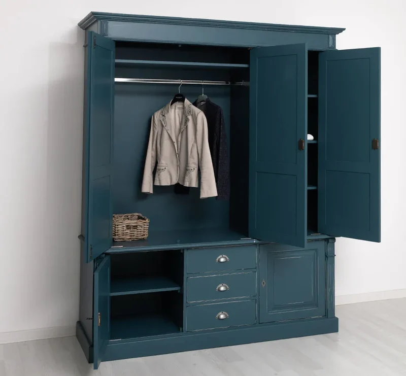 Fünftüriger Kleiderschrank aus Massivholz im Landhausstil mit drei Schubladen