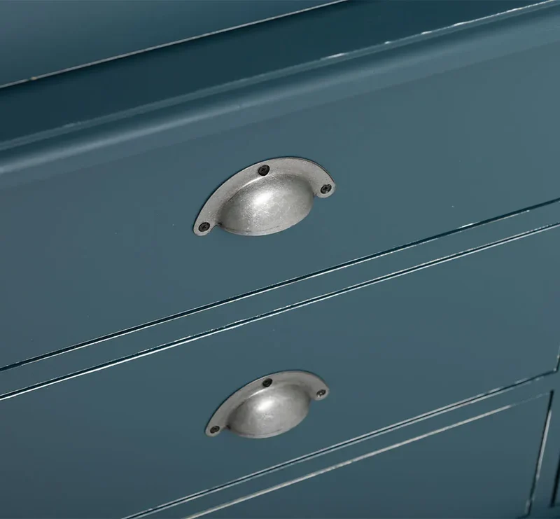 Fünftüriger Kleiderschrank aus Massivholz im Landhausstil mit drei Schubladen