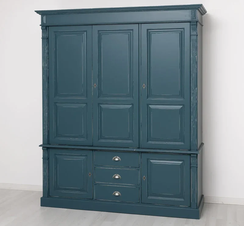 Fünftüriger Kleiderschrank aus Massivholz im Landhausstil mit drei Schubladen