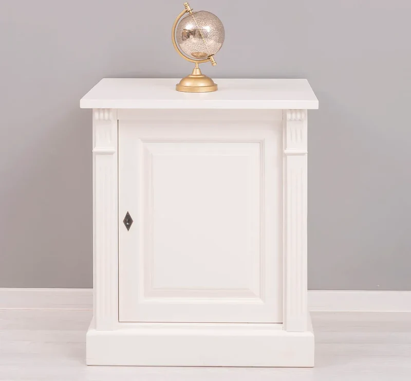 Kleine Kommode im Landhausstil mit Ornamenten