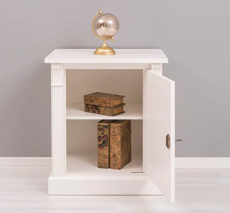Kleine Kommode im Landhausstil mit Ornamenten