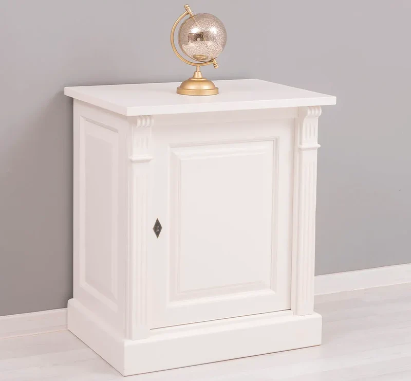 Kleine Kommode im Landhausstil mit Ornamenten