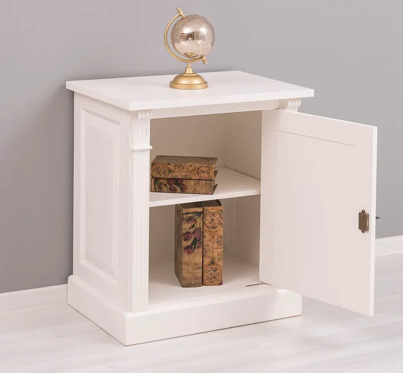 Kleine Kommode im Landhausstil mit Ornamenten