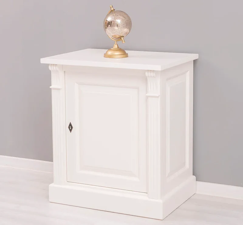 Kleine Kommode im Landhausstil mit Ornamenten