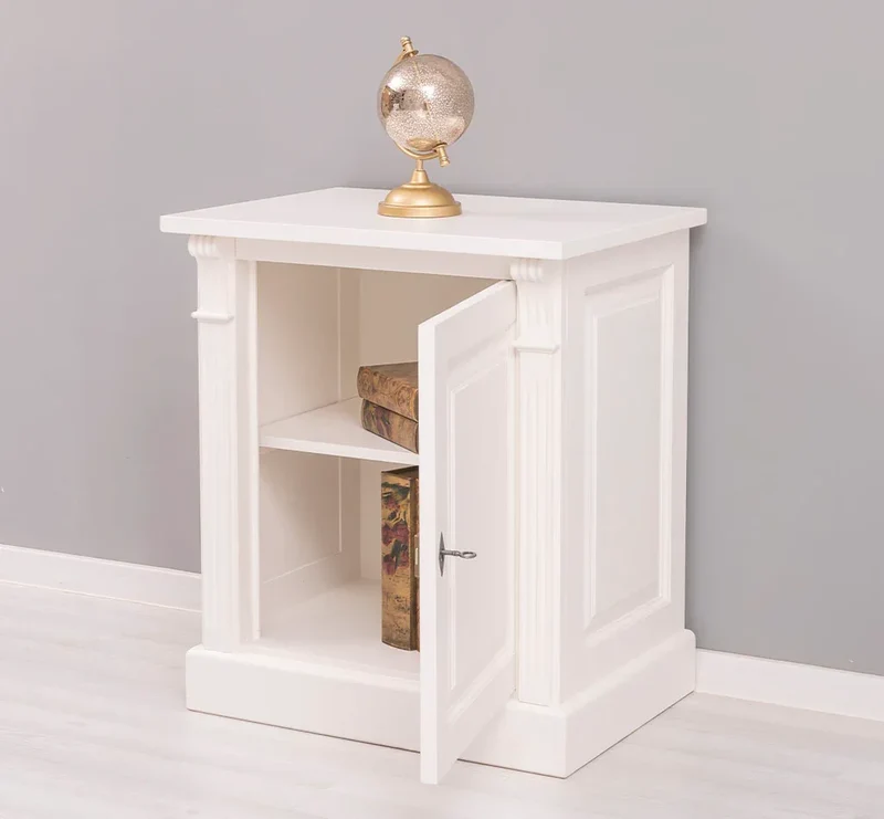 Kleine Kommode im Landhausstil mit Ornamenten