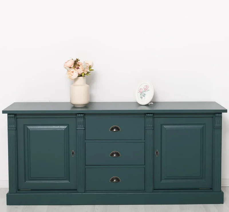 Dreitüriges Sideboard aus Massivholz im Landhausstil mit Ornamenten