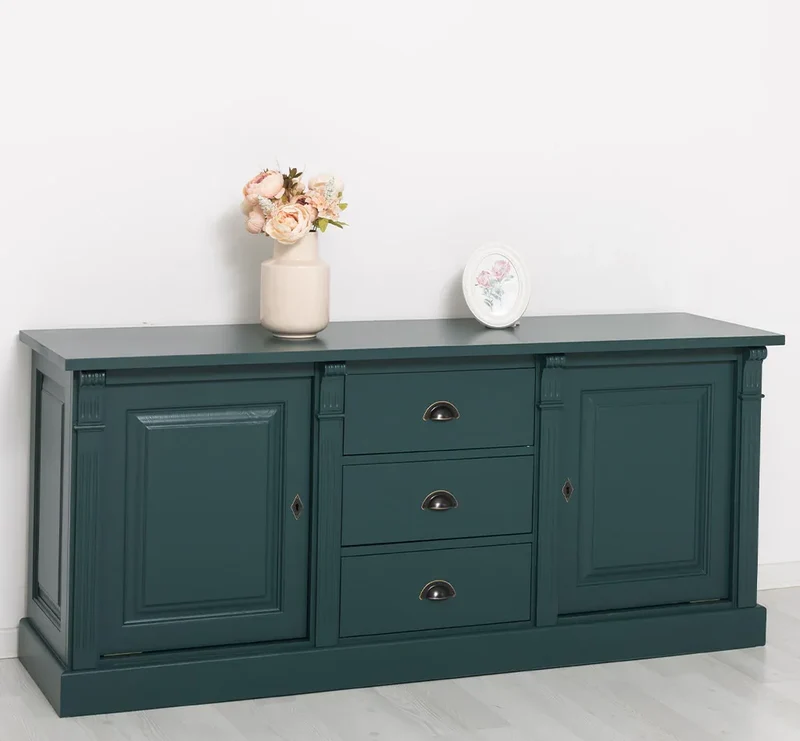 Dreitüriges Sideboard aus Massivholz im Landhausstil mit Ornamenten