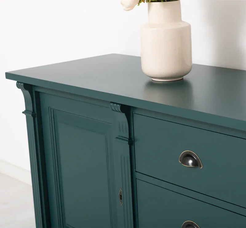 Dreitüriges Sideboard aus Massivholz im Landhausstil mit Ornamenten