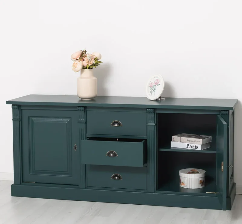 Dreitüriges Sideboard aus Massivholz im Landhausstil mit Ornamenten
