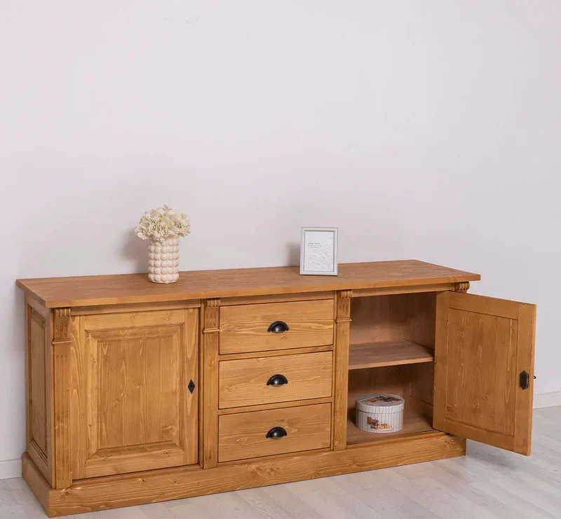 Dreitüriges Sideboard aus Massivholz im Landhausstil mit Ornamenten