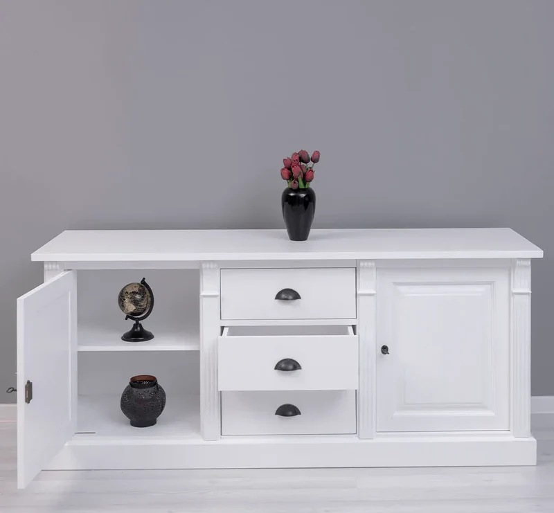 Dreitüriges Sideboard aus Massivholz im Landhausstil mit Ornamenten