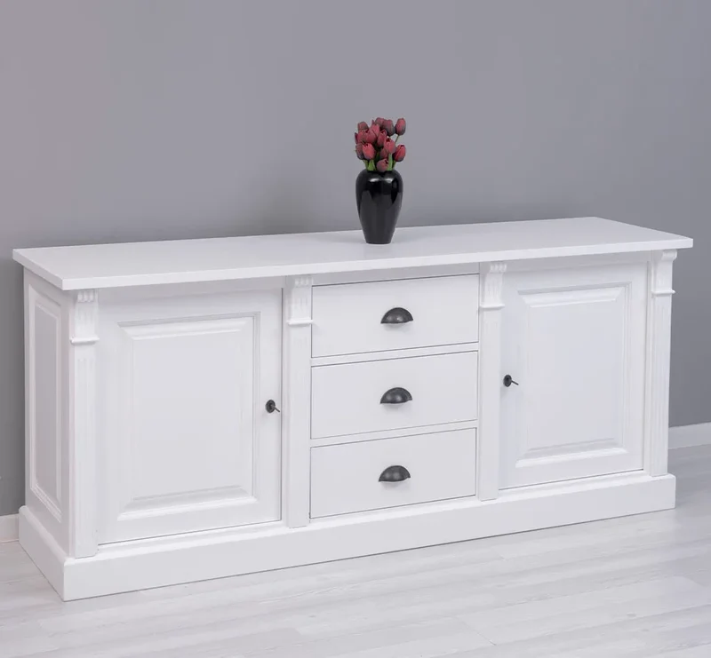 Dreitüriges Sideboard aus Massivholz im Landhausstil mit Ornamenten