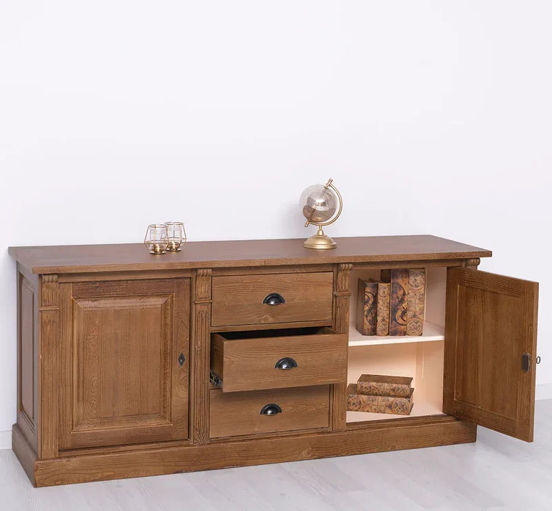 Dreitüriges Sideboard aus Massivholz im Landhausstil mit Ornamenten