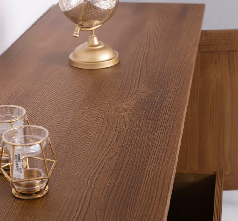 Dreitüriges Sideboard aus Massivholz im Landhausstil mit Ornamenten