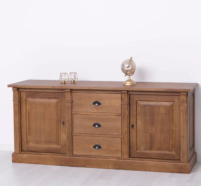 Dreitüriges Sideboard aus Massivholz im Landhausstil mit Ornamenten