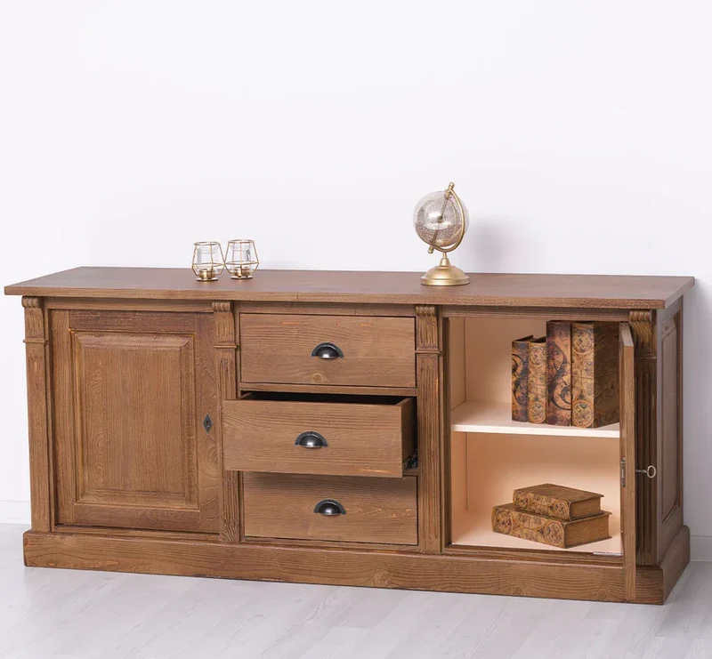 Dreitüriges Sideboard aus Massivholz im Landhausstil mit Ornamenten