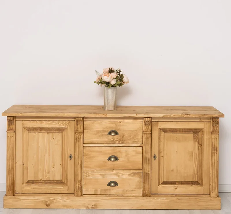 Dreitüriges Sideboard aus Massivholz im Landhausstil mit Ornamenten