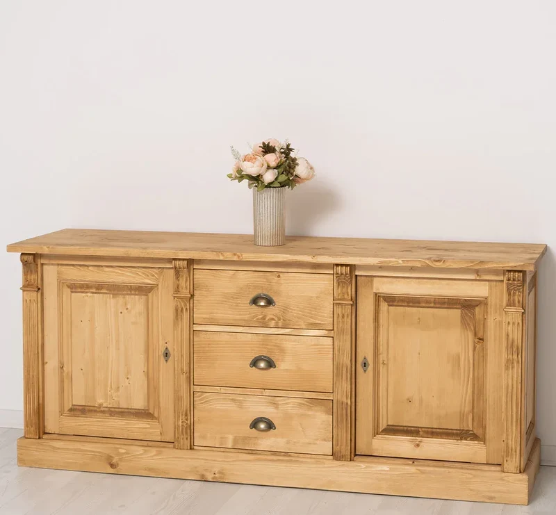 Dreitüriges Sideboard aus Massivholz im Landhausstil mit Ornamenten