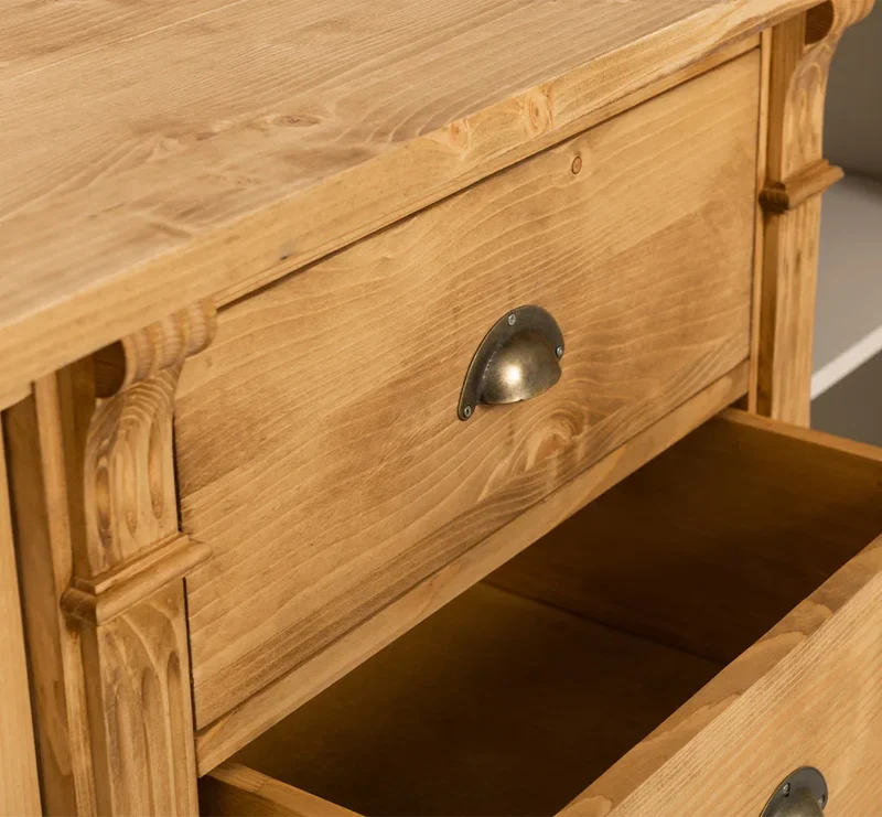 Dreitüriges Sideboard aus Massivholz im Landhausstil mit Ornamenten