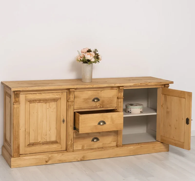 Dreitüriges Sideboard aus Massivholz im Landhausstil mit Ornamenten
