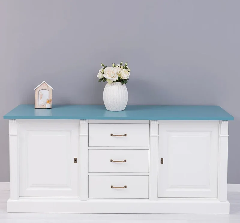 Dreitüriges Sideboard aus Massivholz im Landhausstil mit Ornamenten