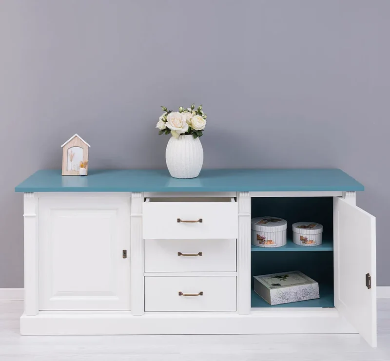 Dreitüriges Sideboard aus Massivholz im Landhausstil mit Ornamenten
