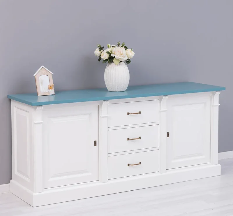Dreitüriges Sideboard aus Massivholz im Landhausstil mit Ornamenten