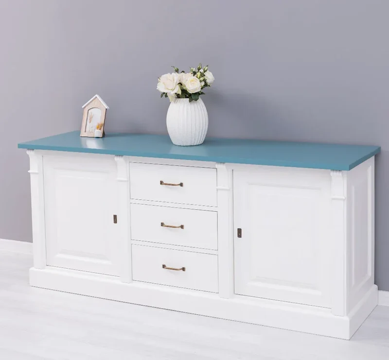 Dreitüriges Sideboard aus Massivholz im Landhausstil mit Ornamenten