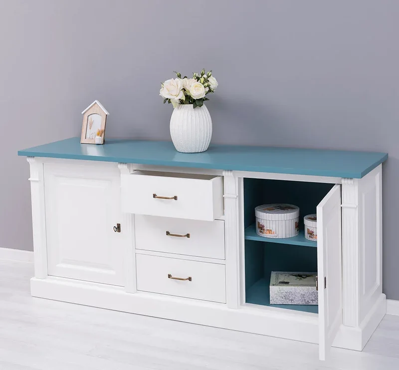 Dreitüriges Sideboard aus Massivholz im Landhausstil mit Ornamenten