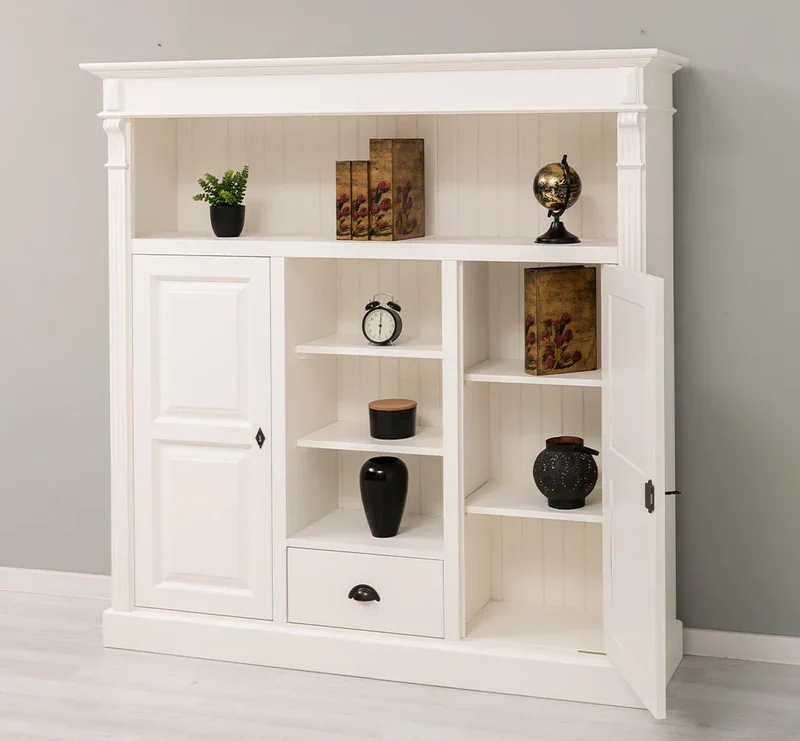 Highboard aus Massivholz im Landhausstil mit Ornamenten