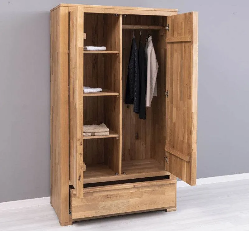 Moderner Kleiderschrank aus massiver Wildeiche
