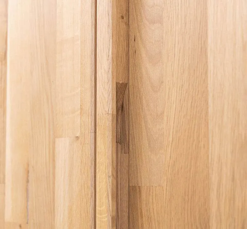Moderner Kleiderschrank aus massiver Wildeiche
