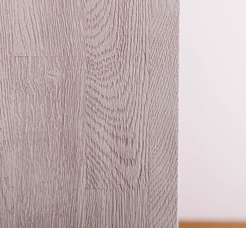 Moderner Kleiderschrank aus massiver Wildeiche