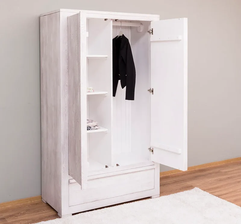 Moderner Kleiderschrank aus massiver Wildeiche