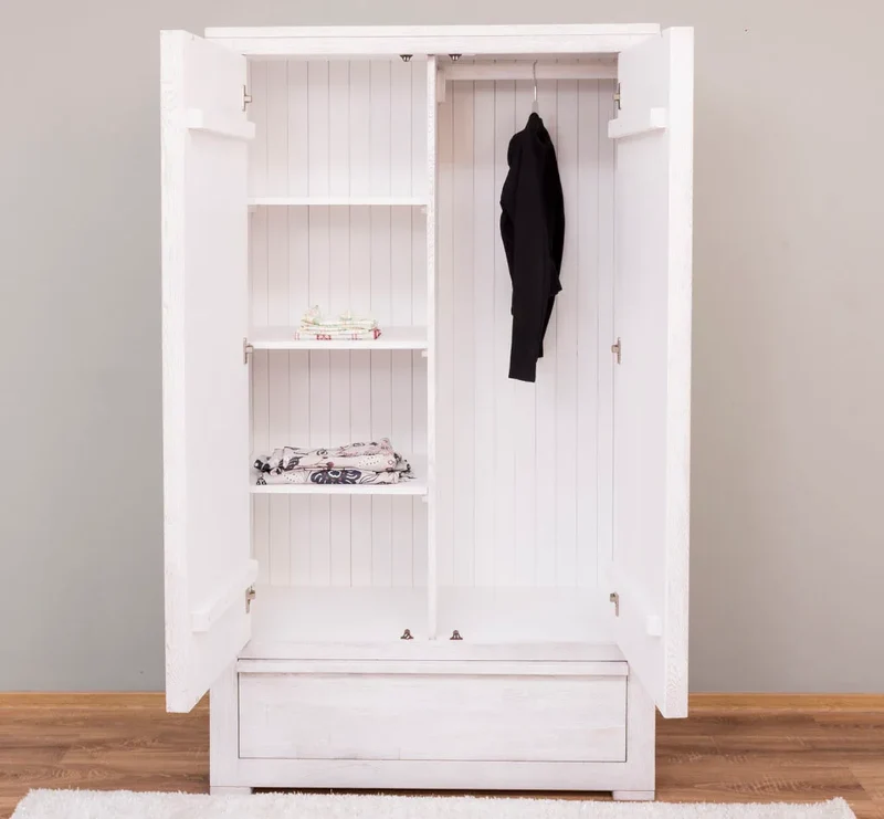 Moderner Kleiderschrank aus massiver Wildeiche