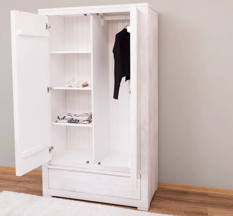 Moderner Kleiderschrank aus massiver Wildeiche