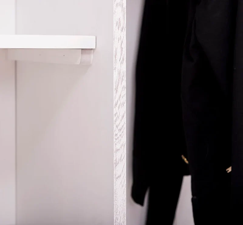 Moderner Kleiderschrank aus massiver Wildeiche