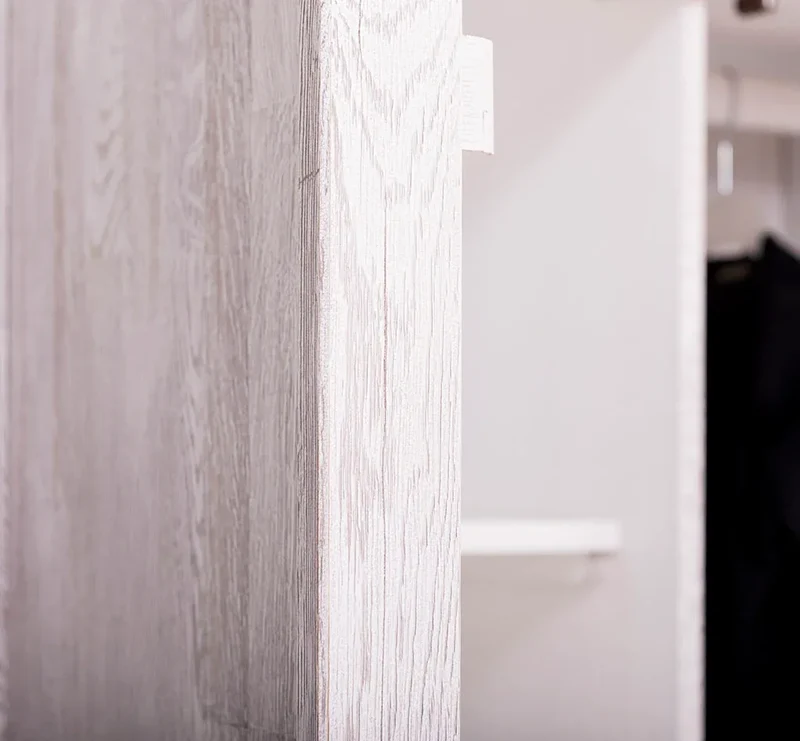 Moderner Kleiderschrank aus massiver Wildeiche