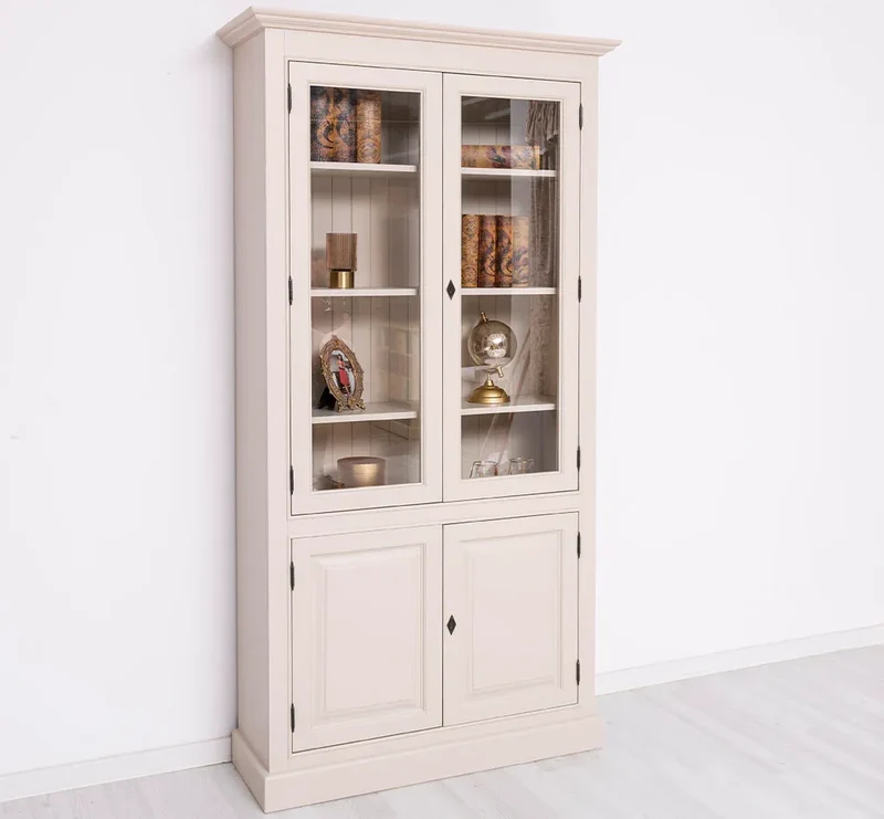 Vitrinenschrank aus Massivholz mit vier Regalböden