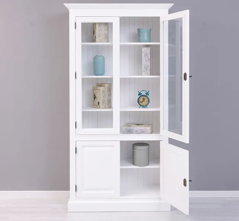 Vitrinenschrank aus Massivholz mit vier Regalböden